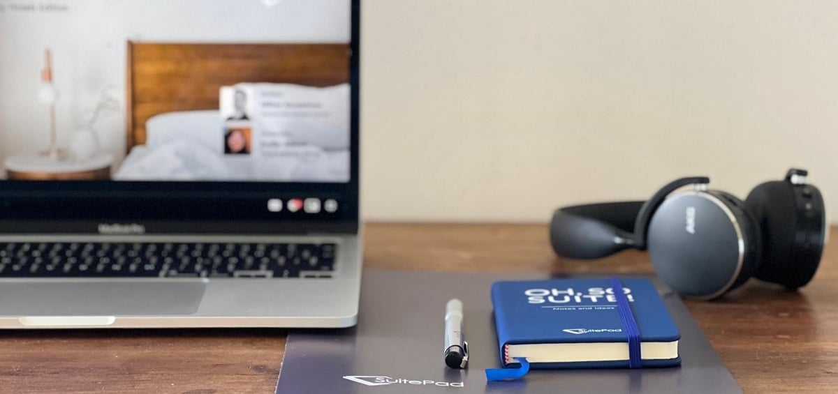 Webinar Set Up auf einem Tisch