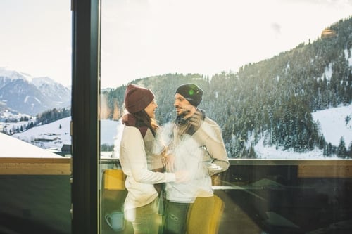 Gaeste auf Balkon im Austria Aparthotel