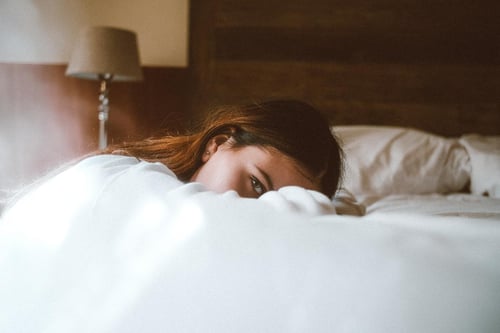 Frau, die auf einem Hotelbett liegt