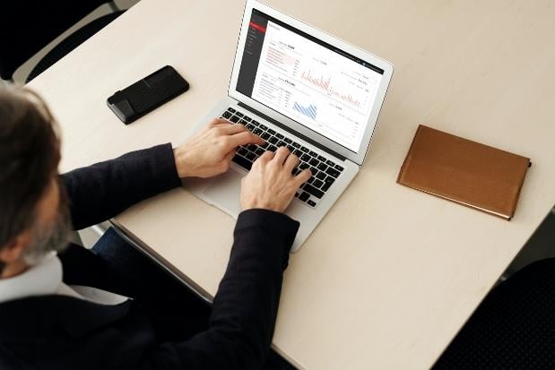Mann vor Laptop mit SuitePad Dashboard