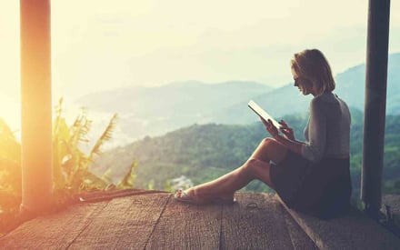 Eine Frau nutzt ein Tablet