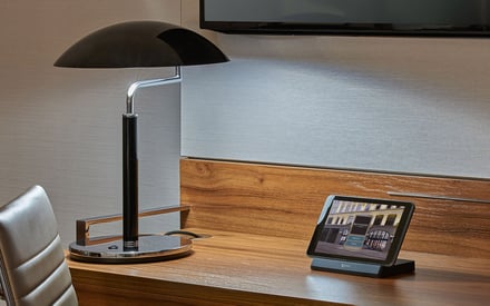 SuitePad Installation in einem Hotelzimmer