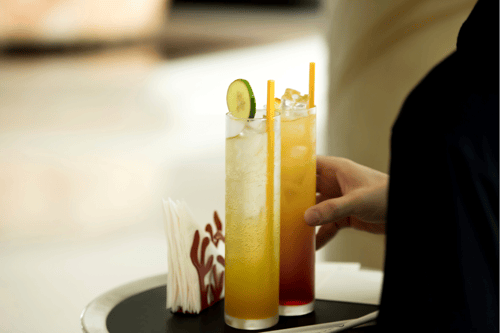 Cokctails, die auf einem Tablet serviert werden