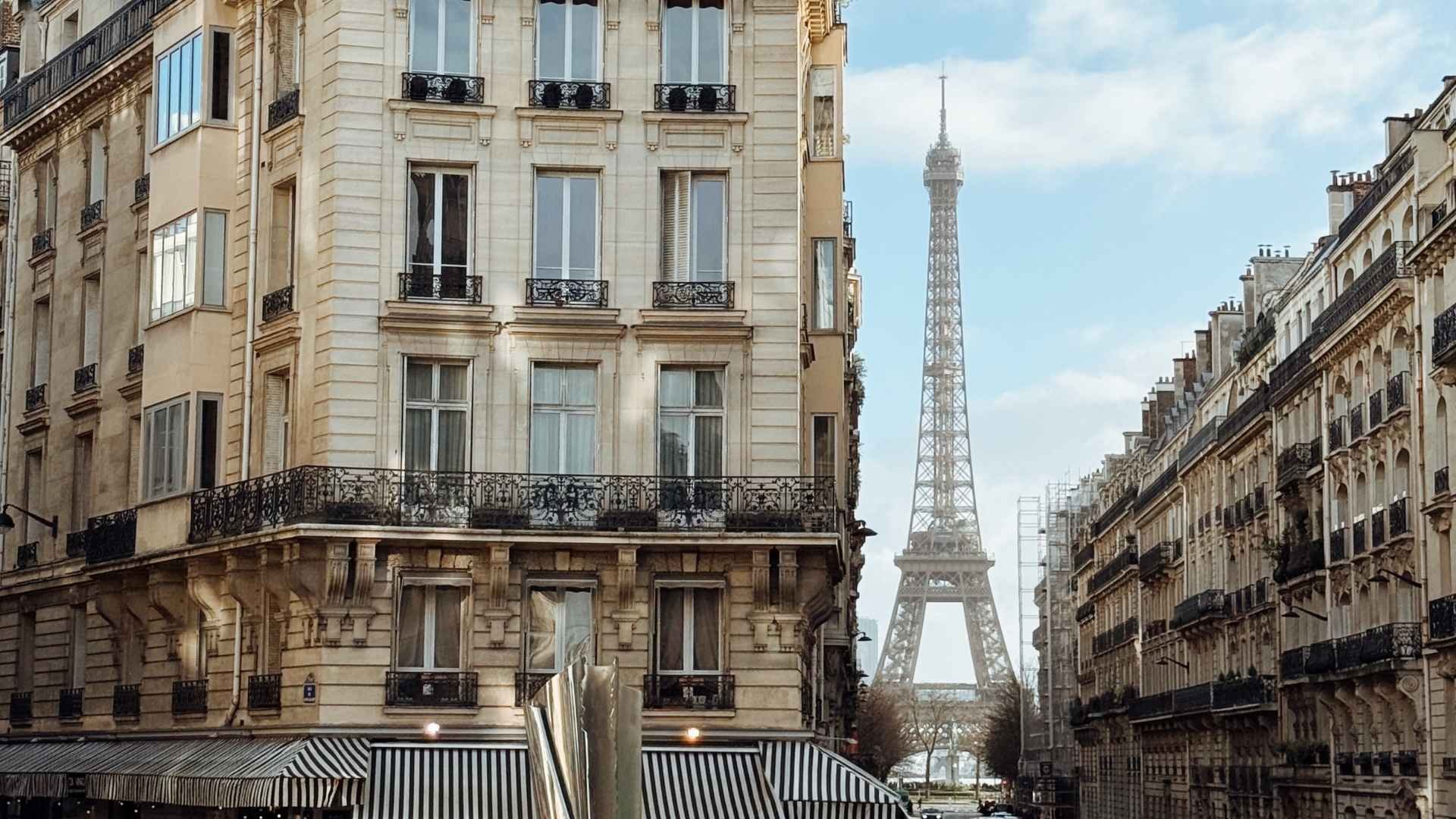 Außenansicht des Le Dokhan’s Hotels, einer Immobilie von Dokhan Luxury Hotels, mit Blick auf den Eiffelturm.