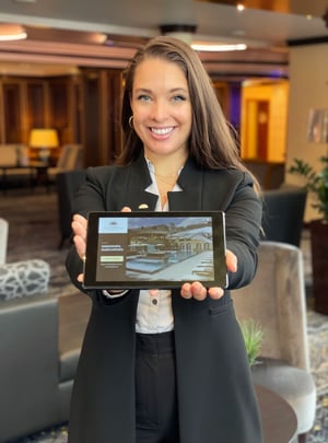 Eine Mitarbeiterin des Hotels Der Sonnenhof hält ein SuitePad Tablet in der Hand