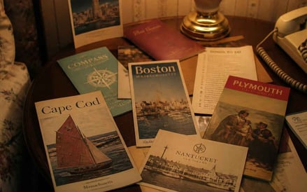 Informationsmaterial in Papierform in einem Hotelzimmer, das alt und veraltet wirkt
