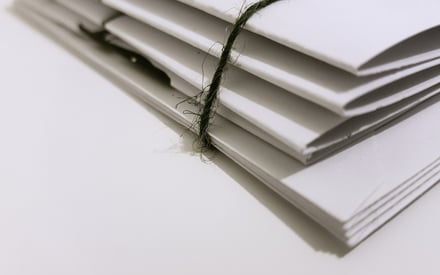 Gebundene weiße Mappen