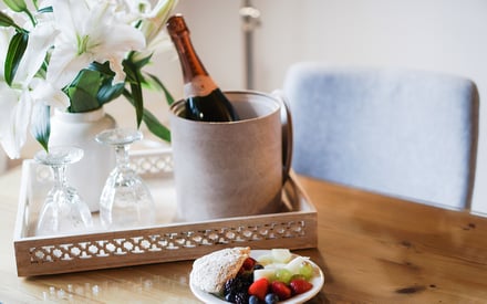 Ein Präsentkorb mit einer Flasche Sekt