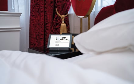 In-Room Tablet in einem Hotelzimmer