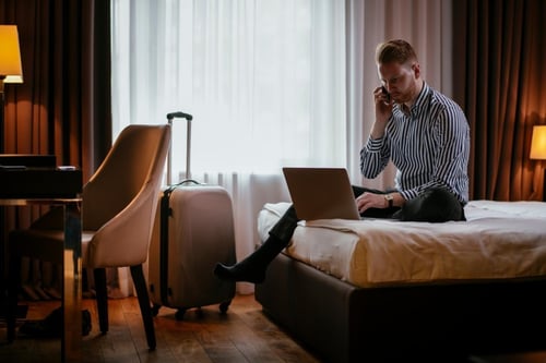 Hotelgast auf Hotelbett