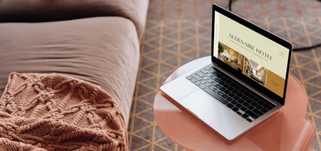 Hotelwebseite auf Laptop