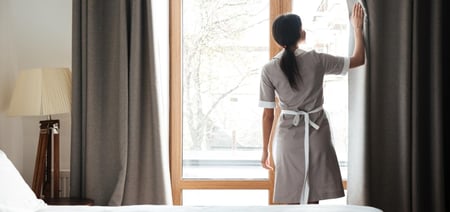 Housekeeping-Kraft öffnet Vorhang