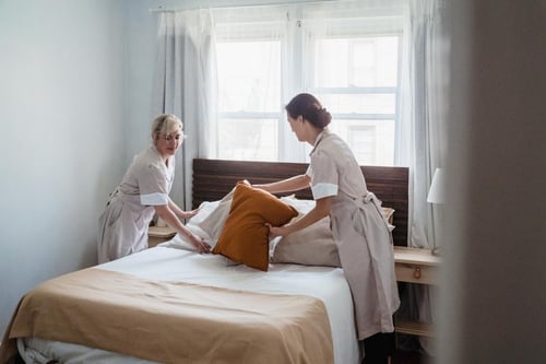 Housekeeping wechselt Bettwäsche