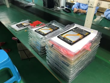 Tablets in der Produktionsstraße der Fabrik