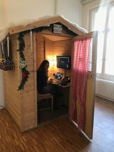 Eine Telefonbox im SuitePad Büro