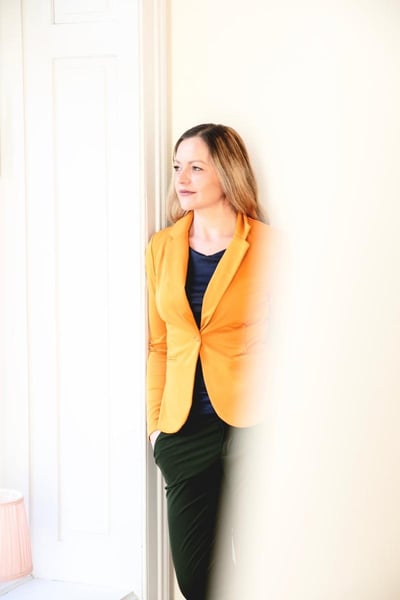 Magdalena Rungaldier leaning against a wall