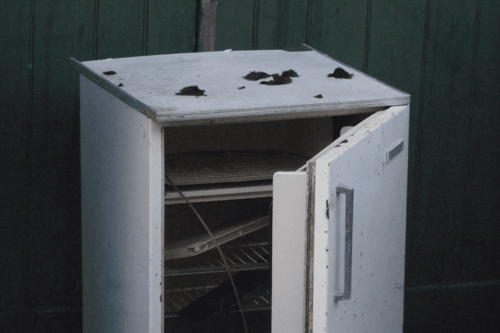 Ausrangierter Kleinkühlschrank