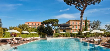 Pool in from of the Grand Hotel Excelsior Vittoria