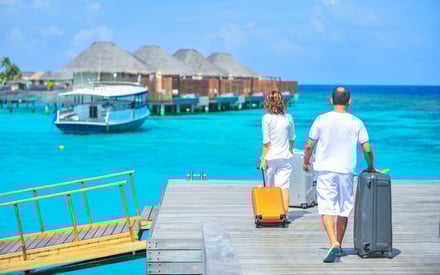 Zwei Urlaubsgäste mit Koffern