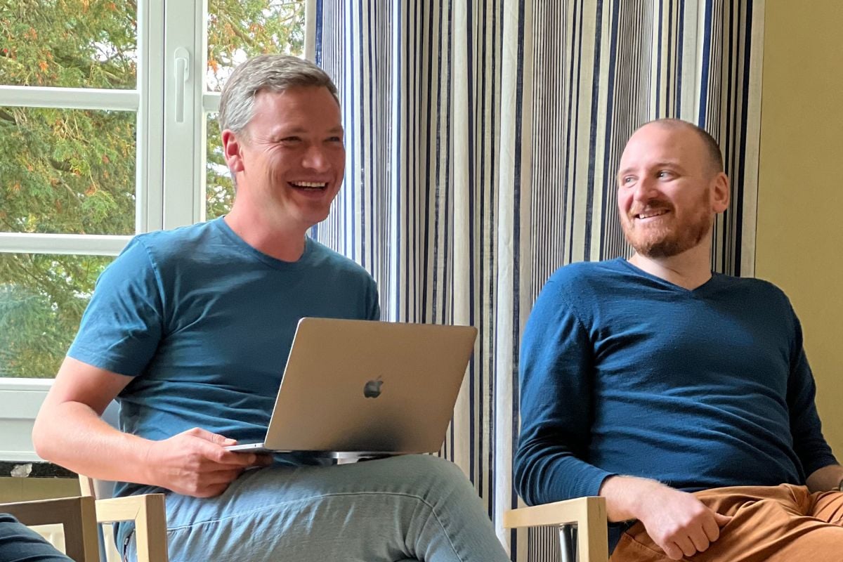 Zwei SuitePad-Mitarbeiter sitzen und lachen