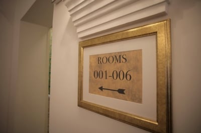Schild im Hotel wo es zu den Zimmern geht