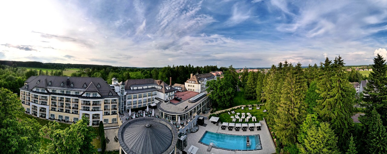 Weitwinkelansicht von oben auf das Hotel Der Sonnenhof