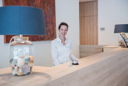 Rezeptionsleitung des Parkhotel Schillerhain lächelt