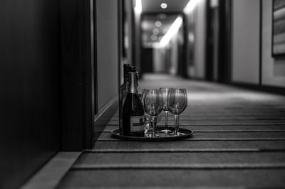 Flasche Wein auf dem Zimmer