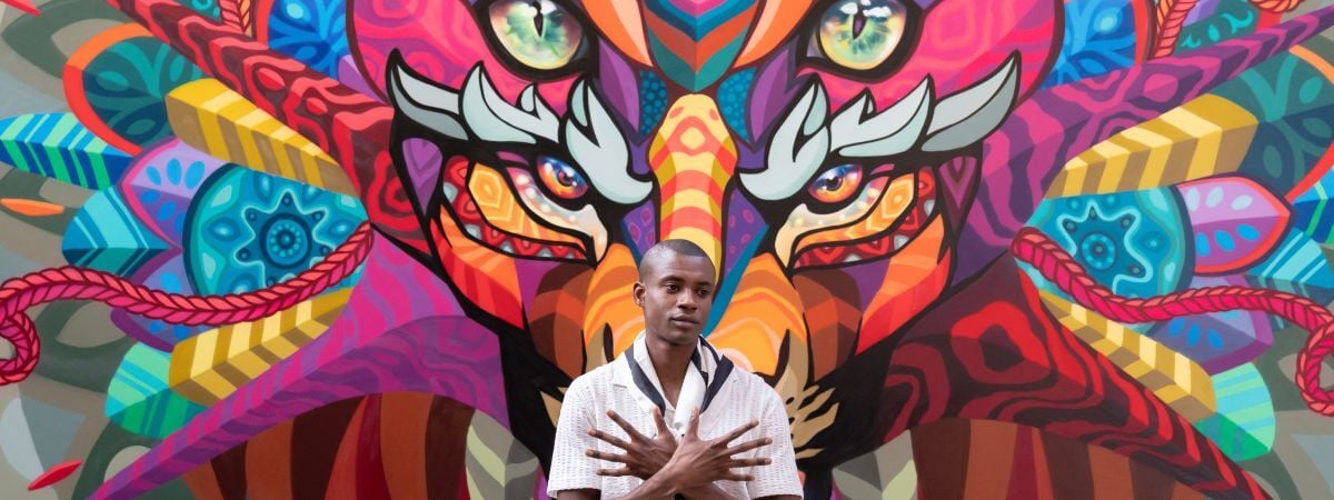 Art'otel London Hoxton Markenmotiv mit einer Wand und einer Person davor.