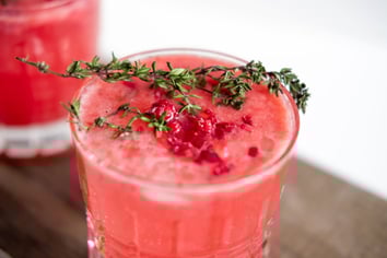 Der Pink Drink mit einem Minzzweig