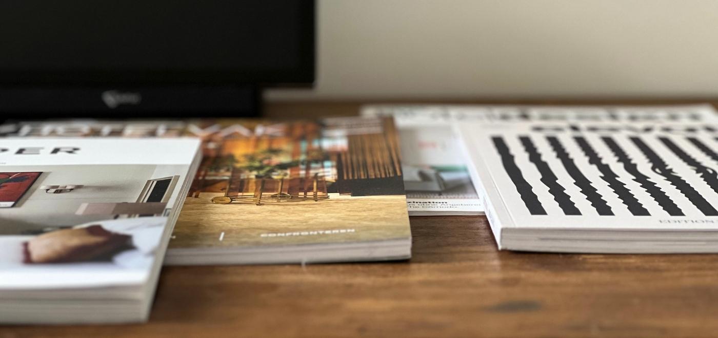 Zeitschriften und SuitePad auf dem Tisch