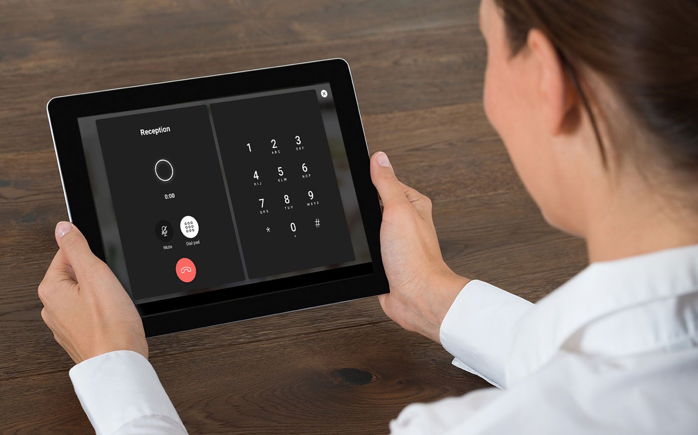 Mit dem SuitePad Hotel Telefon können Gäste externe sowie kostenfreie interne Telefonate führen.