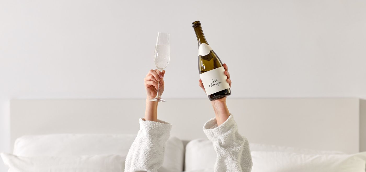 Champagner im Hotelbett