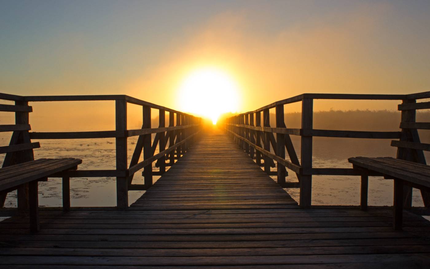 Eine Brücke mit untergehender Sonne am Horizont