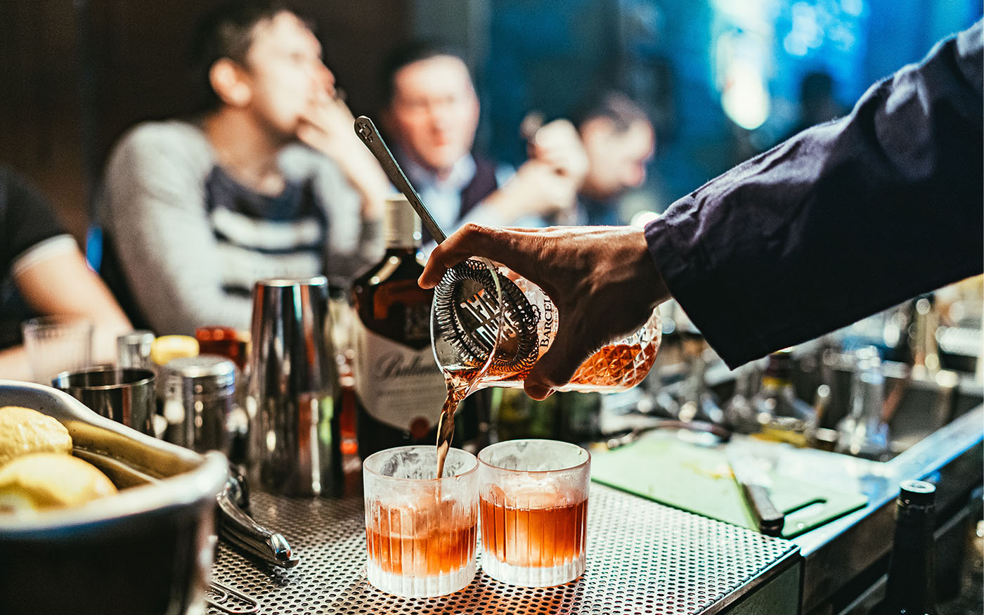 Cocktails werden an der Bar gemixed 