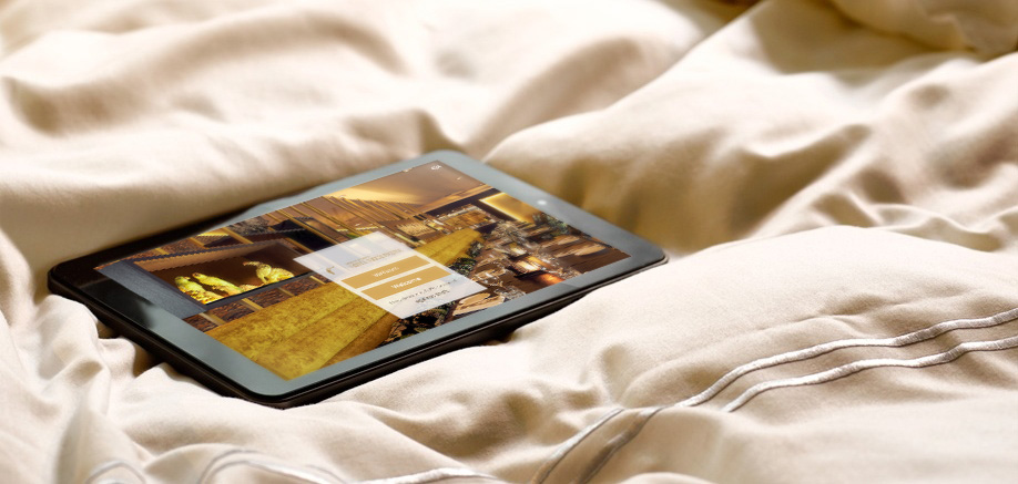SuitePad Tablet auf Hotelbett