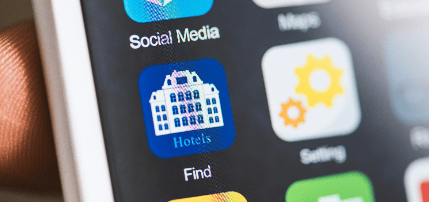 Symbol einer Hotel-App auf dem Bildschirm eines Mobiltelefons