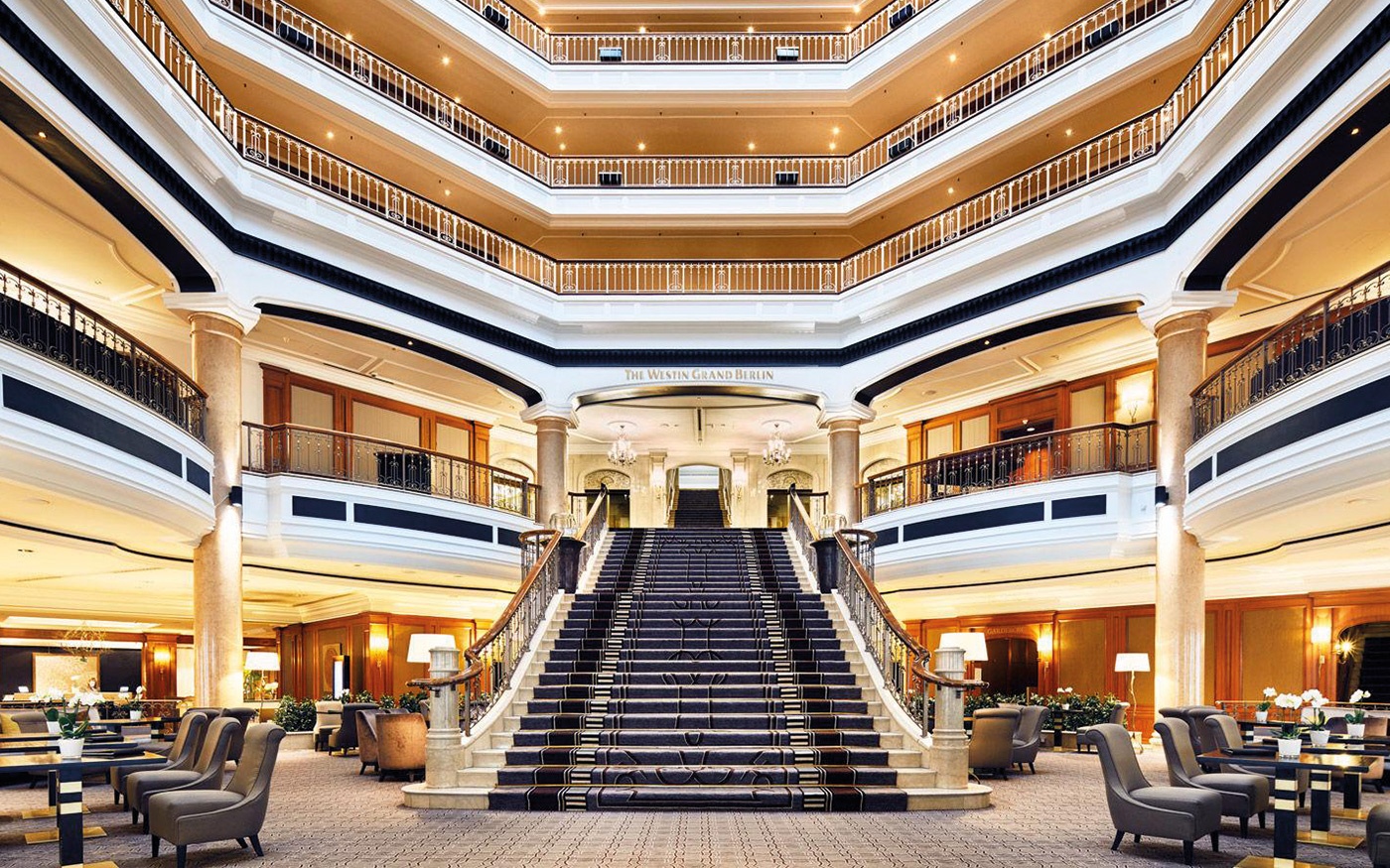 Hotellobby mit einer großen Treppe