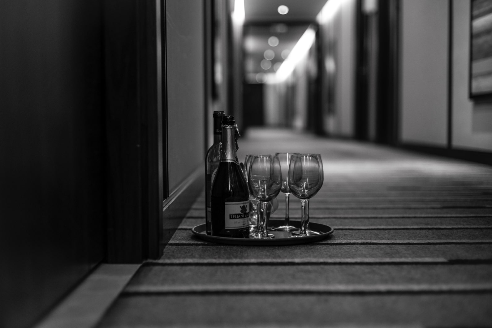 Weinflaschen im Hotelflur